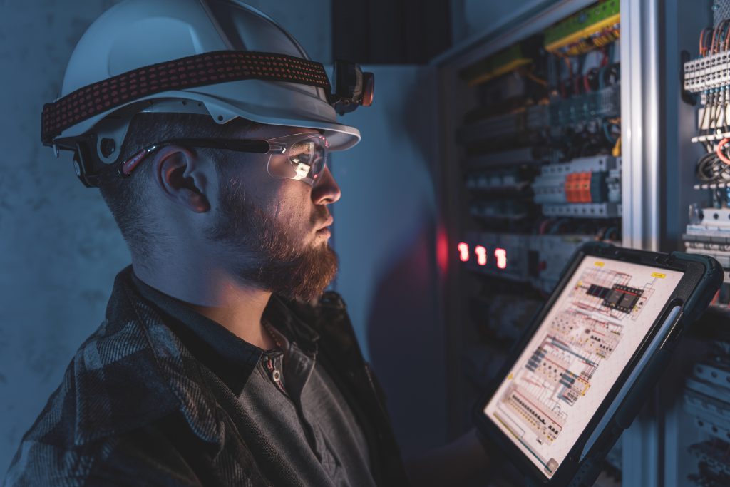 Eletricista da Socorro verificando se a tomada não funciona em Balneário Camboriú