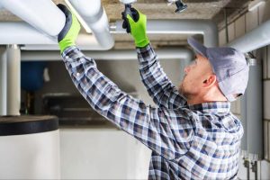 Desentupidora em Brusque realizando desentupimento com equipamento profissional