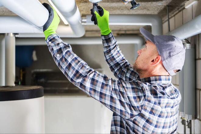 Desentupidora em Brusque realizando desentupimento com equipamento profissional