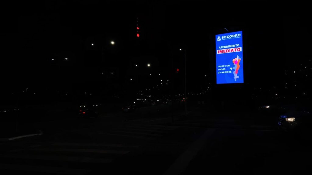 Desentupidora Socorro em painel de rua em São Francisco do Sul provando atendimento imediato diário para serviços de desentupidora em São Francisco do Sul.