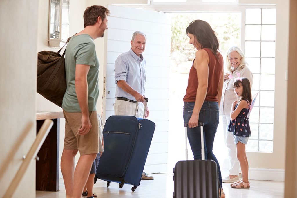 família chegando em casa de praia em São Francisco do Sul após viagem